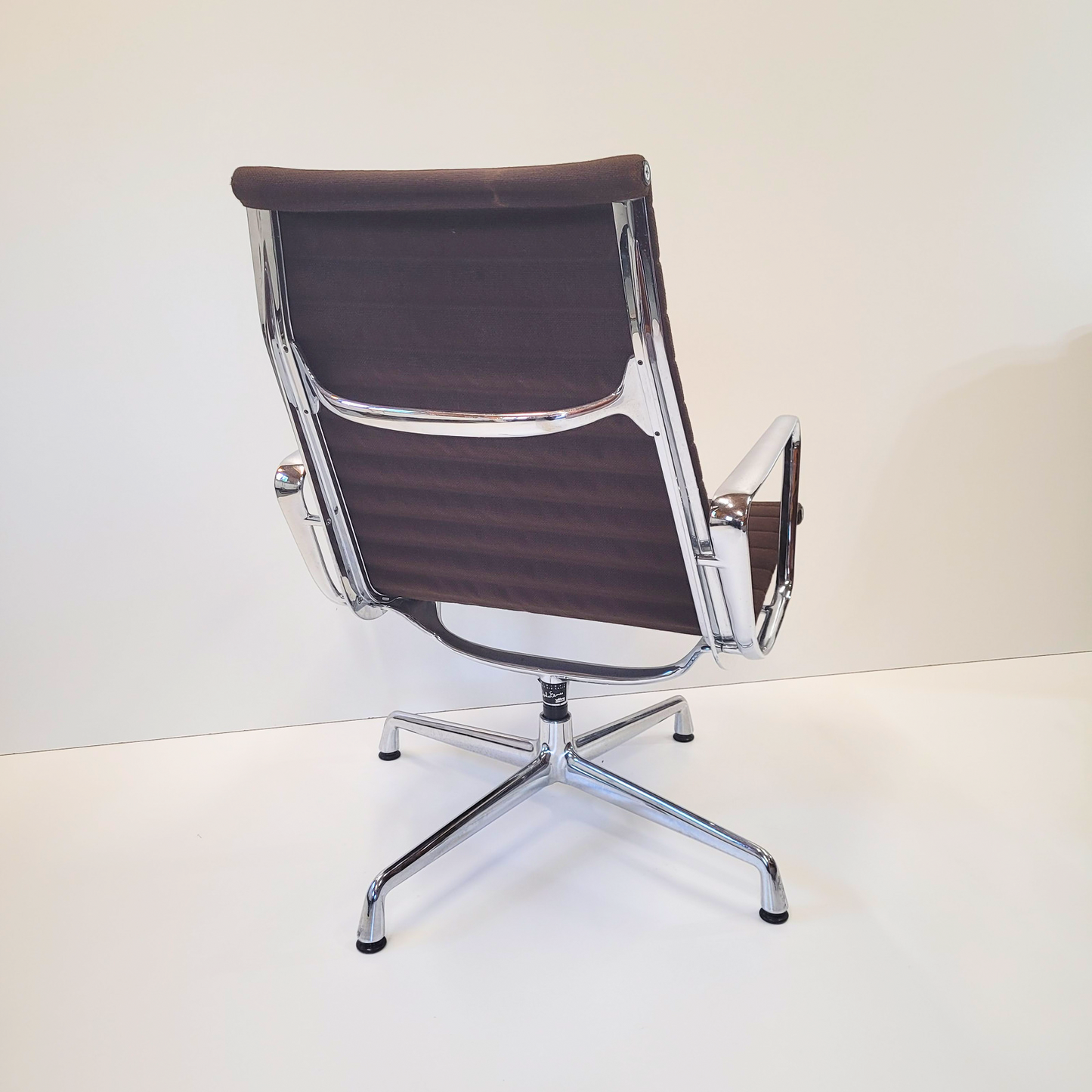 Eames EA116 brown Lounge Chair