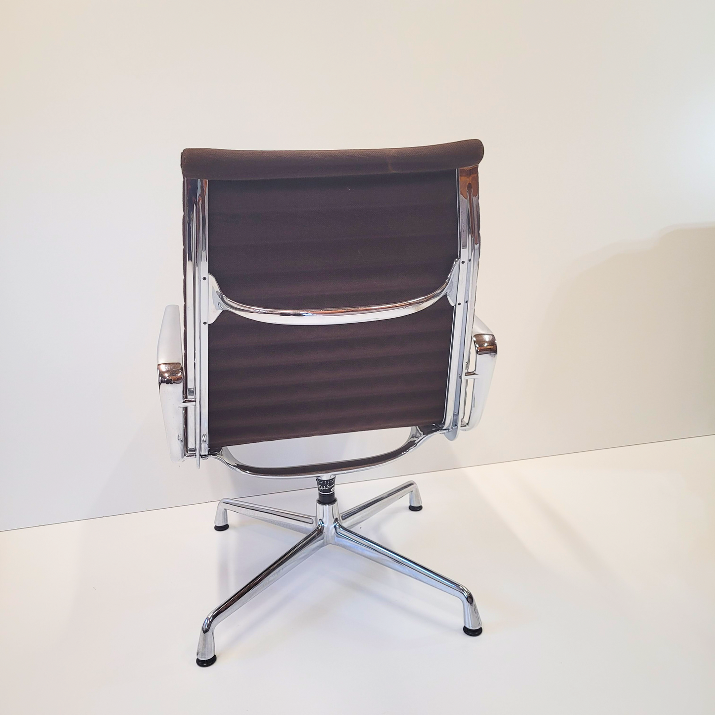 Eames EA116 brown Lounge Chair