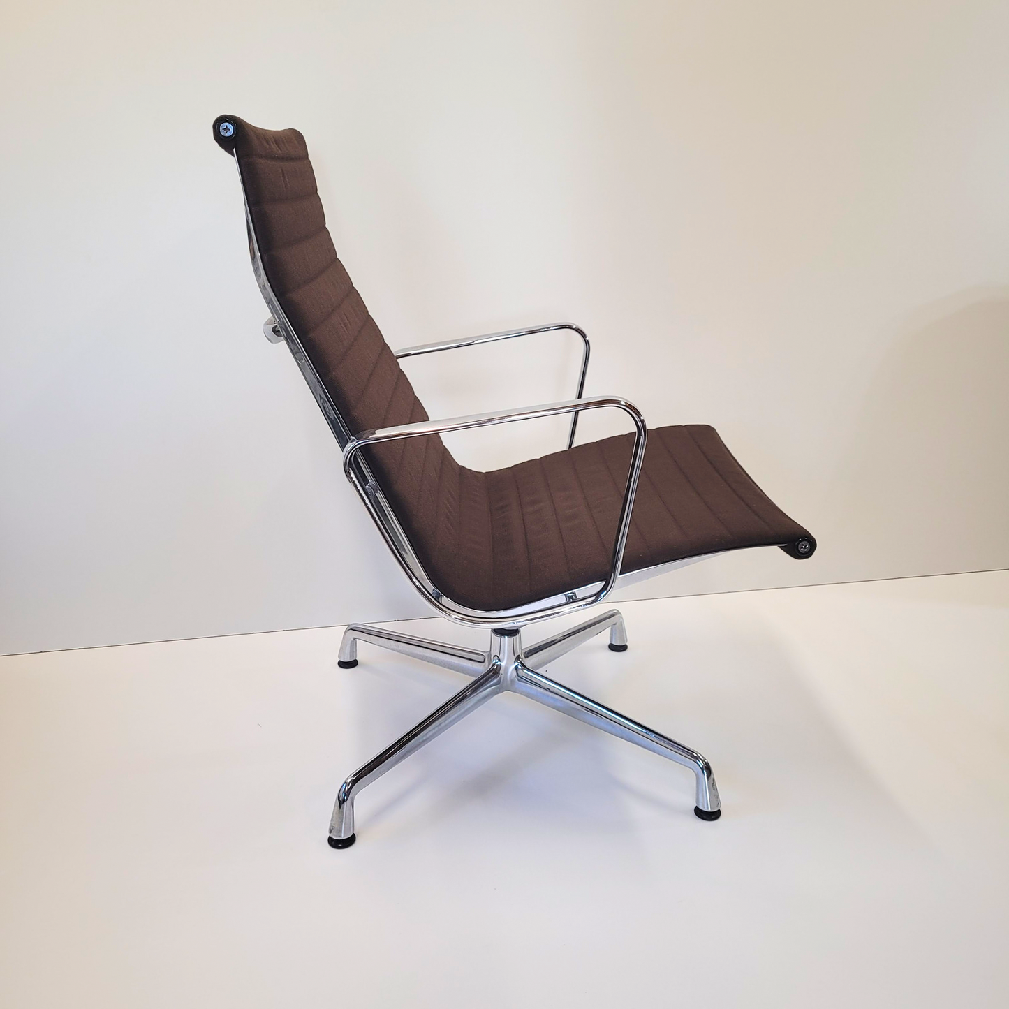 Eames EA116 brown Lounge Chair